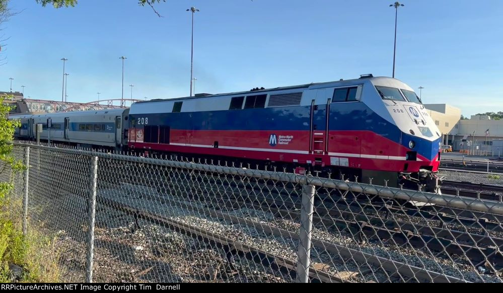 MNCR 208 arrives on train 851